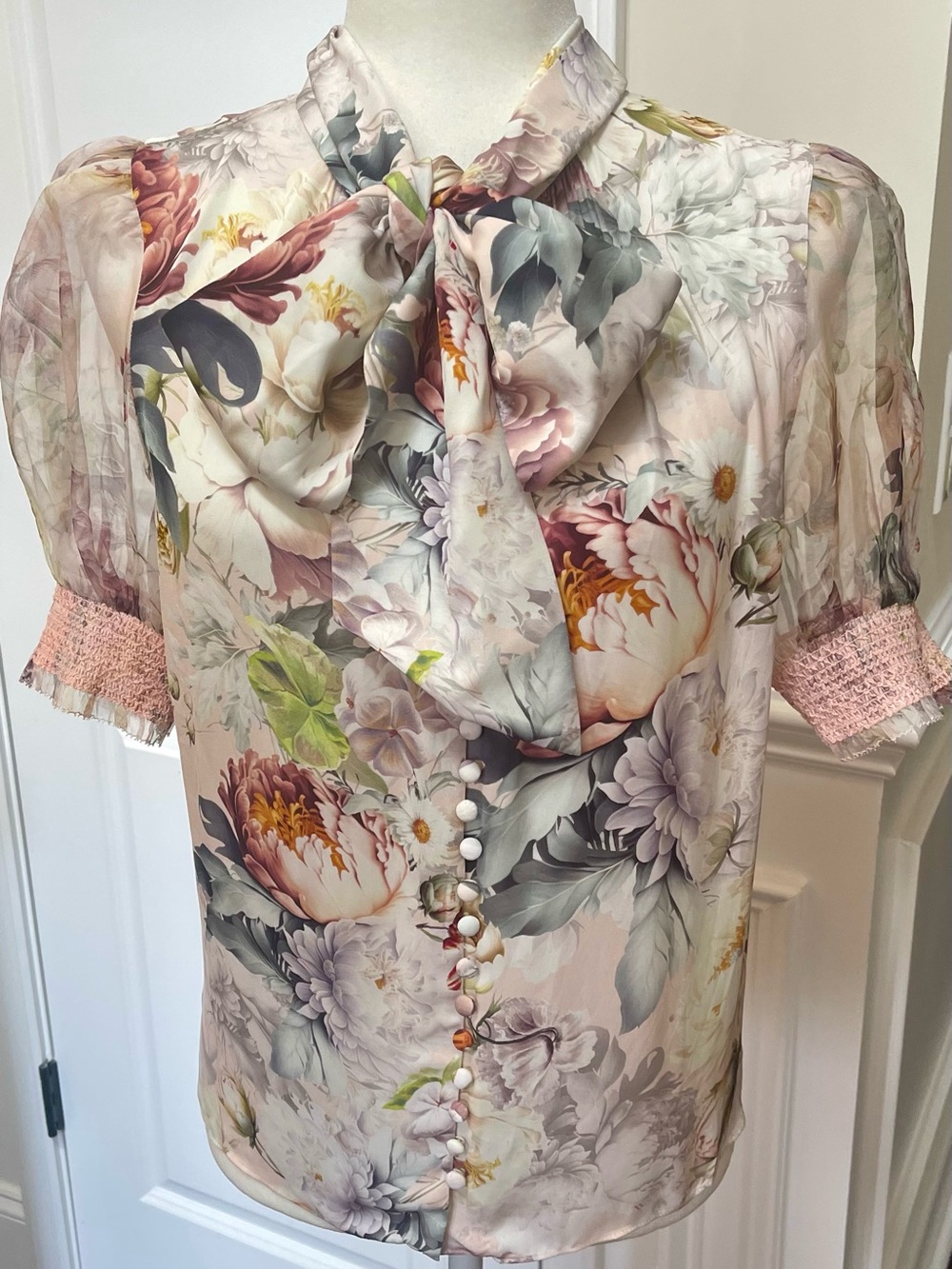 Alice & Olivia Brentley tie neck blouse in beautiful floral Sweet Peony NWT Sz L
